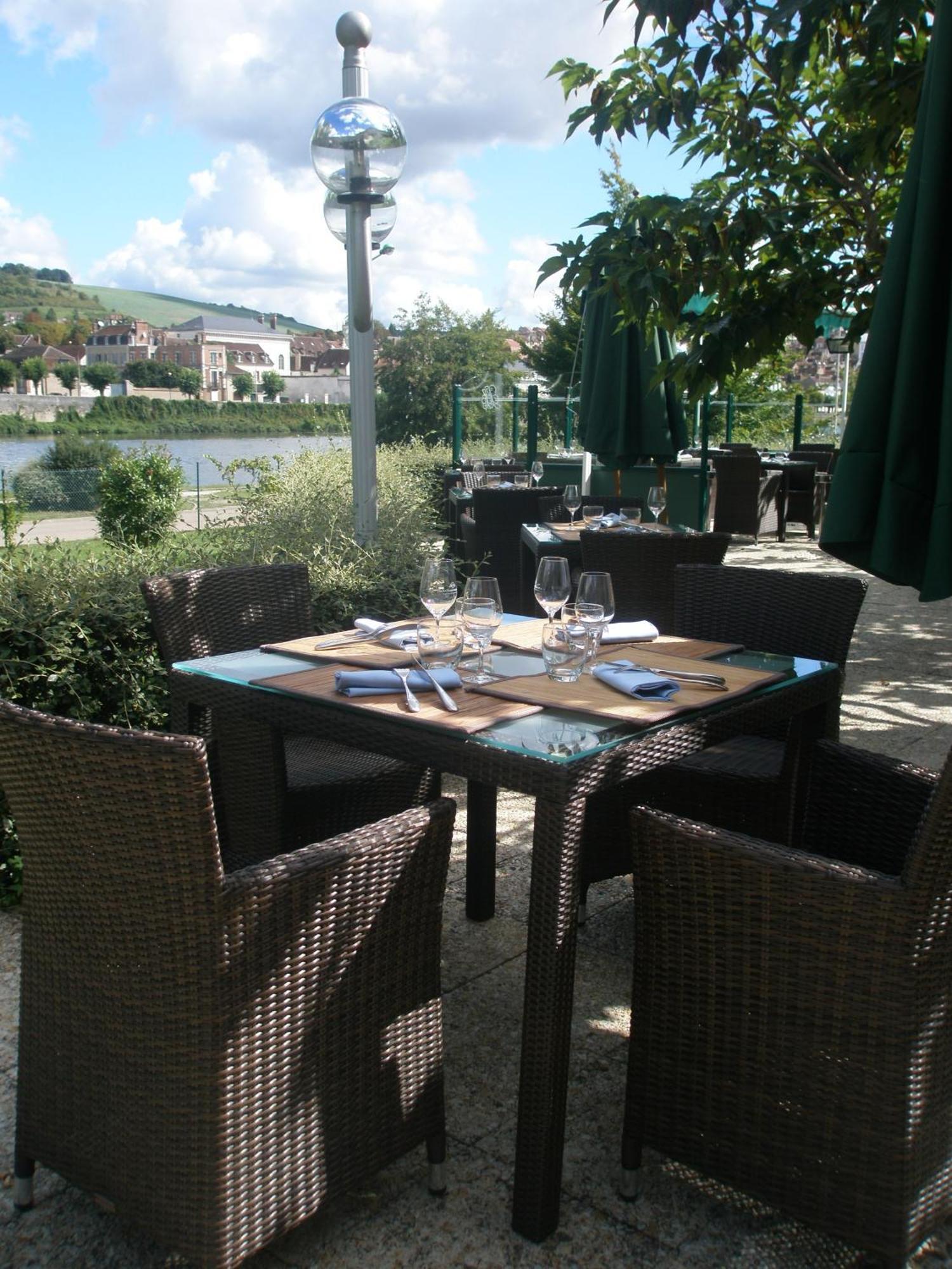 Hotel Restaurant Le Rive Gauche Joigny Bagian luar foto